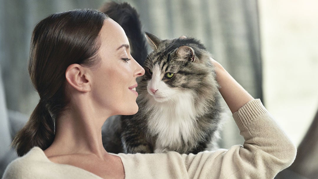 kvinde kæler for sin kat