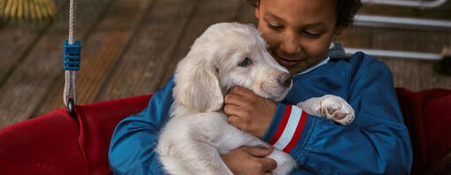 dreng med hundehvalp