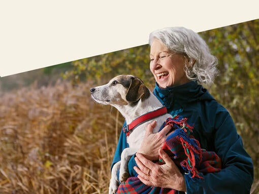 Ældre dame holder sin hund 