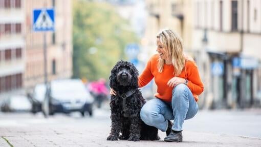 Kvinde med hund på en gade