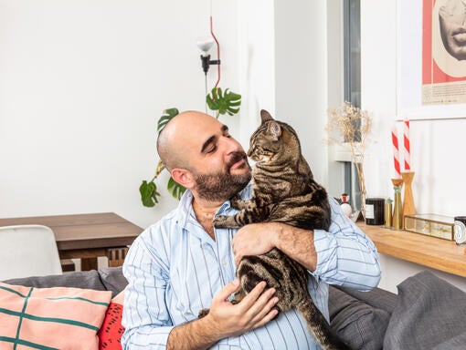 Kvinde kæler med en kat